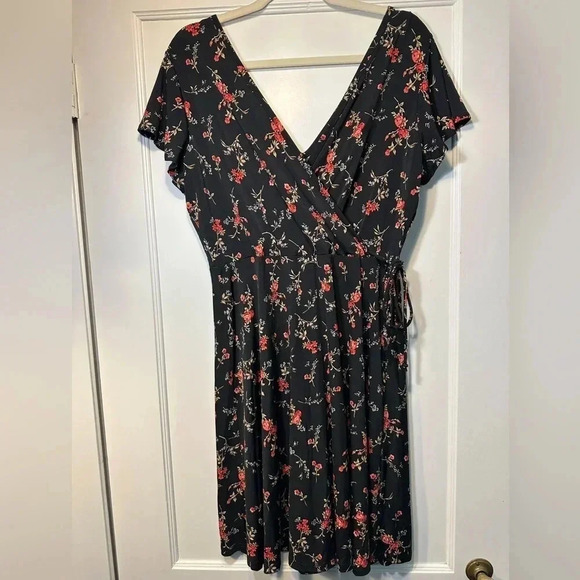 Kaileigh Faux Wrap Knit Dress – Black Floral (Size L) - Picture 3 of 7